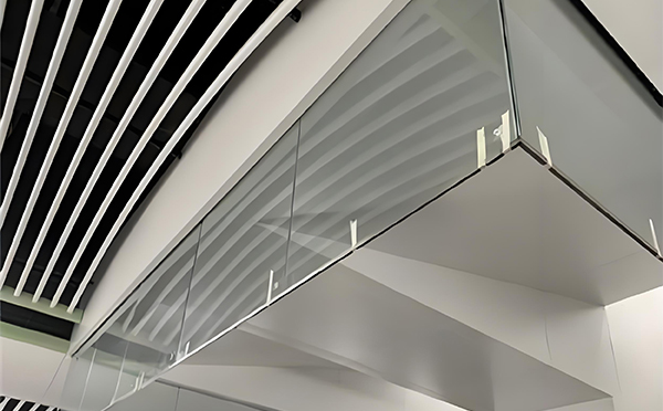 榆阳玻璃挡烟垂壁