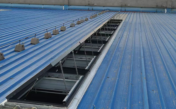 某城市大型商业综合体中庭榆阳排烟窗工程